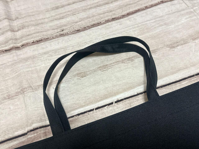 持ち手は短めですが、厚手のアウターを着なければ肩がけが可能な長さ