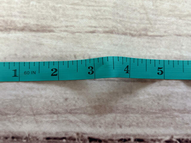 美しいピーコックブルーのメジャー。こちらもミュシャの世界観にぴったり！