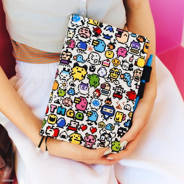 【たまごっち×ほぼ日手帳2026】手帳カバー「手帳で発見!!たまごっち」:オリジナルサイズ(A6)・カズンサイズ(A5)/時代によって異なるたくさんのたまごっちをドット絵でデザイン