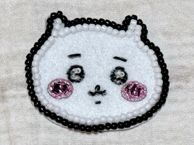 工程8：お顔の中を刺していきます。まずは輪郭の内側を丸小ビーズ（白）でバックステッチで刺します