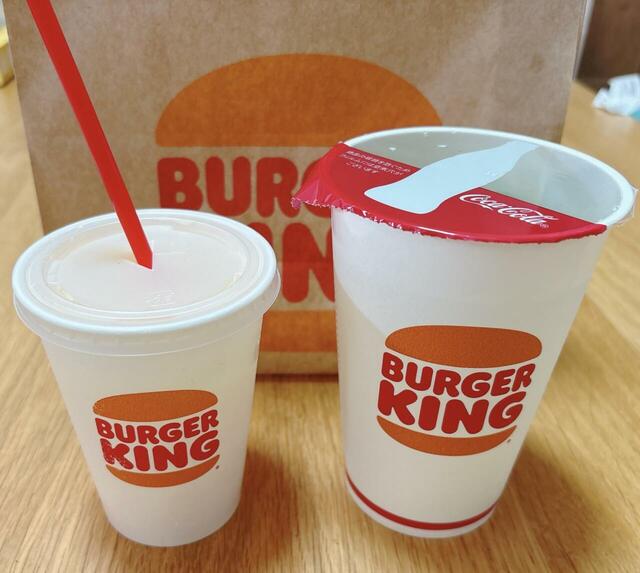 【バーガーキング　ドリンク】左がコンビについてくるSサイズ、右がセットについてくるMサイズです