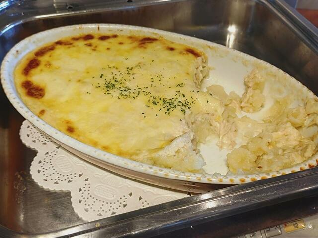 【川崎日航ホテル「ナトゥーラ」鉄板焼きサーロインステーキ食べ放題＆サマーブッフェ】ツナとじゃがいものクリームグラタン。パンに乗せて食べたかったかも……