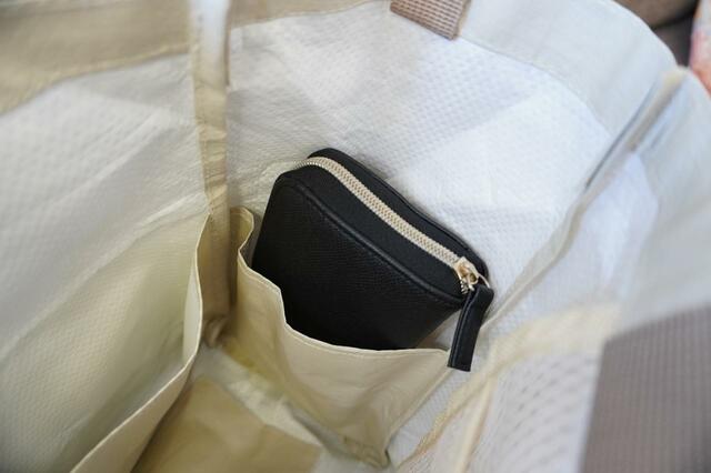 【3COINS マザーズバッグ】長財布がぴったり入るサイズのポケット