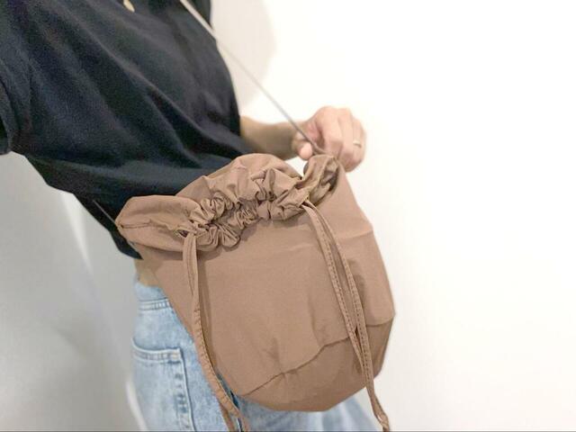 【BEAMS サウナバッグ】身長167cmの筆者が肩にかけるとこんな感じ