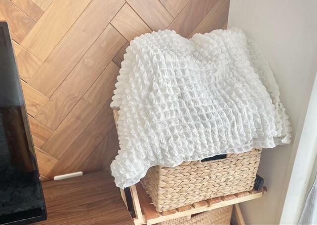 【3COINS　WHITE ROOMワッフルマルチカバー】子どものおもちゃも布で隠せば生活感を抑えられる