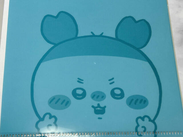 モモンガの真似をして照れながらピースをするカニちゃん。健気な性格がよく現れている表情です♪