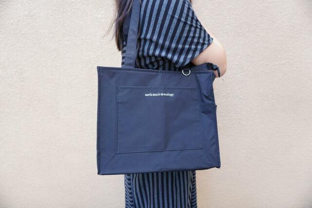 持ち手は肩掛けしやすい長さ