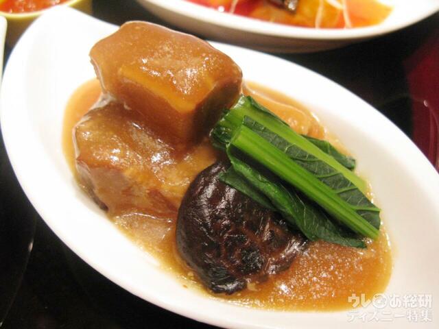 豚肉と揚げ豆腐の醤油煮込み【“ダッフィー＆フレンズのウェア・スマイル・グロウ” カントニーズランチ】