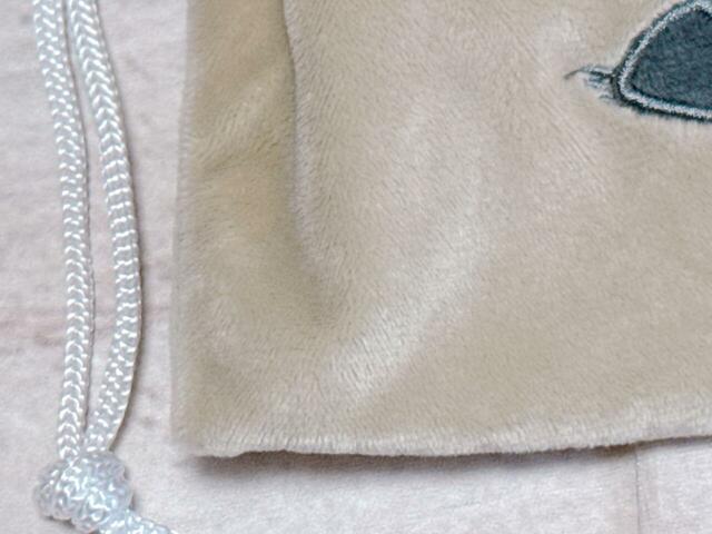 素材はポリエステル。ふわふわのてざわりの生地です♪