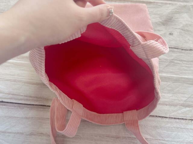 ポケットなどはないシンプルな作りです