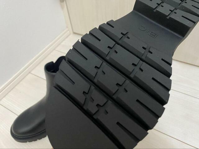 【ユニクロ　コンフィールタッチサイドゴアショートブーツ】底面は滑りにくく歩きやすい仕様