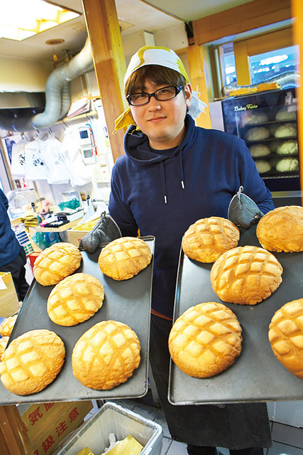 浅草花月堂 本店の「元祖ジャンボめろんぱん」／焼きたてと持ち帰り用の粗熱を用意。通常の3倍の3時間かけて発酵させる。空気を絶妙に含んでいるので、最後まで軽い食感が続く