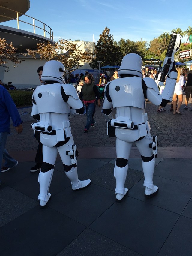 トゥモローランドではストーム・トルーパーがウロウロする時があります