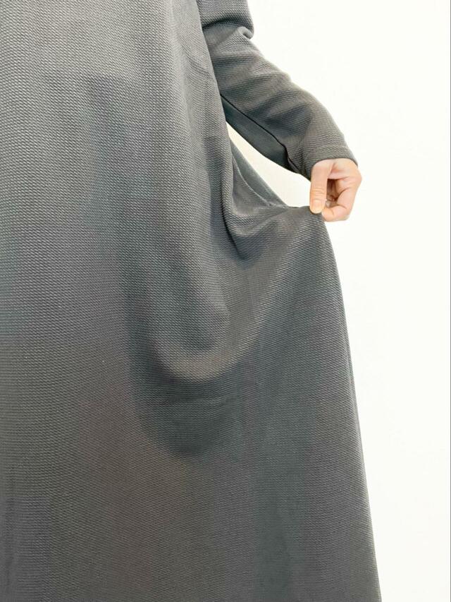 【coca エンボス長袖Aラインワンピース】カラーはグレー、チャコール、ブラック、ネイビーがあります