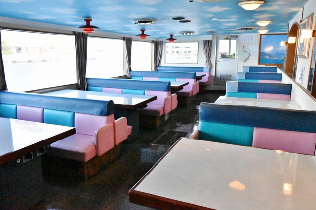 天井が雲柄になったシートは子供に人気がありそう