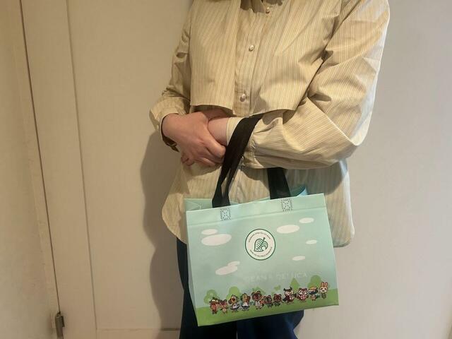 【ファミリーマート　『あつまれ　どうぶつの森』キャンペーン】手にかけても利用できるひもの長さです！ショルダーが30ｃｍと短めのため、肩掛けは難しかったです