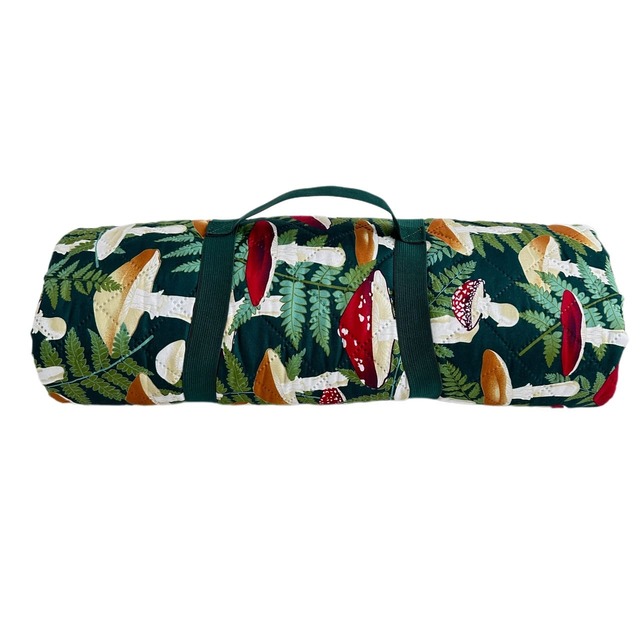 【フライングタイガー新商品】キルトブランケット 2,420円／くるくる巻けば持ち運びもカンタン！