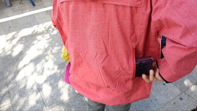 【ワークマン フレイムテックマウンテンザックライトウォームレイン】後ろ手で出し入れ