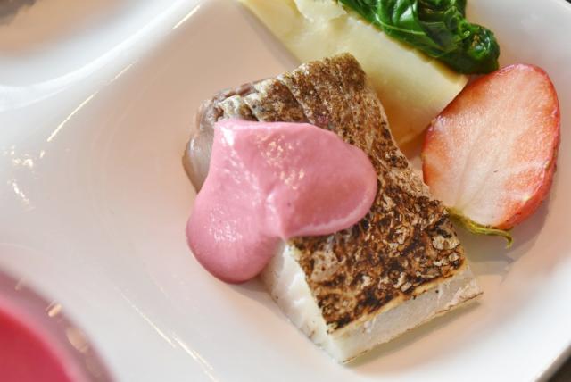 さわらをいちごのソースでいただく