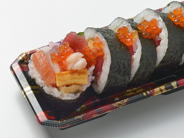 「寿司 海鮮太巻」1,700円(税込)、ハーフサイズ 850円(税込)※画像はイメージです。現在はトレーが変更になっています。(商品内容に変更はありません)