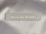 正面には合成皮革の「JILL by JILL STUART」のブランドロゴタグつき