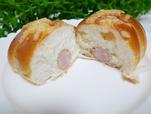 運よく焼きたてに出会えたら即買いを！／ウインナーロール　205円税込