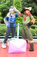『ズートピア』幼少期のニックとジュディ仮装さん　大きなピンクのアイスはバッグになっていて手作りだそう!