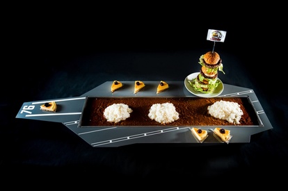 大食い必見 巨大空母プレート 登場 カレーを筆頭に 横須賀3大グルメ が楽しめるお店 うまいめし