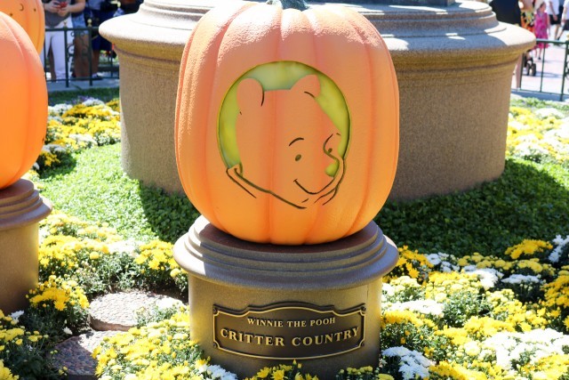 パートナーズ像の周りに飾られているかぼちゃ 