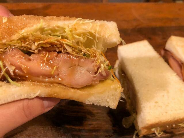 【コメダ珈琲　あみやきチキンホットサンド】あみやきチキンとパン、特製ソースの相性が抜群