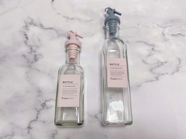 【Francfranc（フランフラン）】オイル＆ビネガーボトル S ピンク／税込500円・オイル＆ビネガーボトル L グレー／税込600円