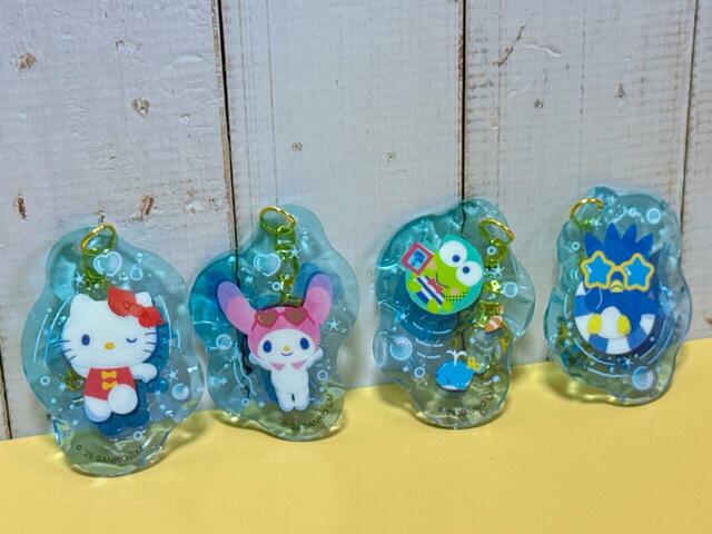 【サンリオキャラクターズ ぷかぷかアクリルキーホルダー】並べてみると、涼しげな癒やしの空間が爆誕♪ 都会のビルの喧騒を忘れて、自分もビーチにいるかのようなゆったりとした気分を味わえます♪