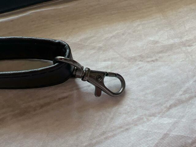 ショルダーストラップをつける金具はガンメタリックシルバーでおしゃれ