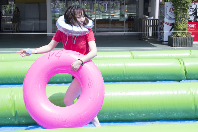 スライドザシティーに参加した水着美女たち