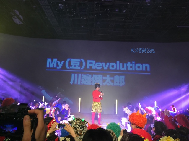 東京タワーで行われた「すごい豆まき2015」の様子。