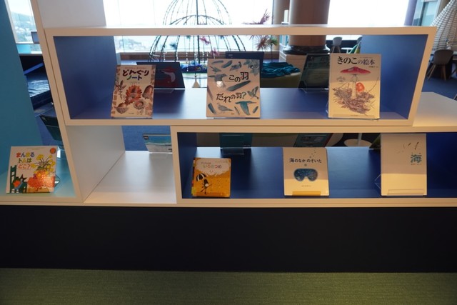 【星野リゾート　リゾナーレ熱海】9Fのアクティビティラウンジには海にまつわる絵本なども並ぶ