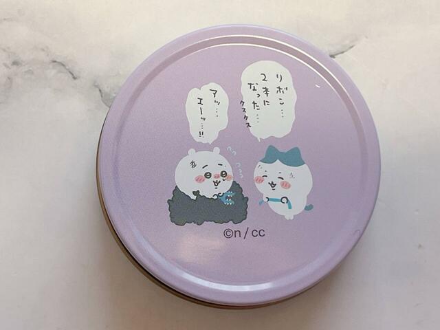 裏面には、ちいかわにリボンのおかげで助かったことを報告するハチワレのイラスト入り。ほっこりしますが、ついさっきまで命の危険があったと考えるとやはり闇深い…