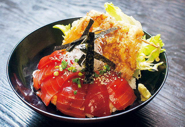くろば亭 マグロ漬けトロ天丼 1620円 赤身の漬けとトロ串揚げがのる人気の丼。赤身はあっさり、トロ串はコクのある味わいだ。