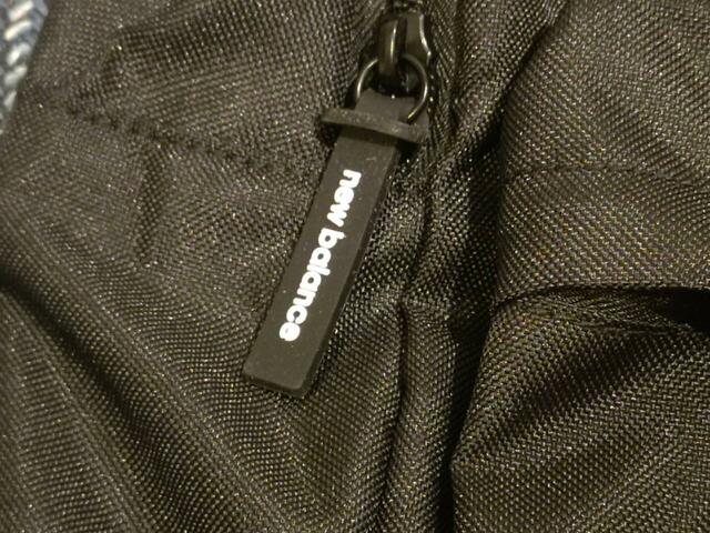 【ニューバランス Essential バックパック】ファスナーの引き手にさり気なくニューバランスのロゴが♪