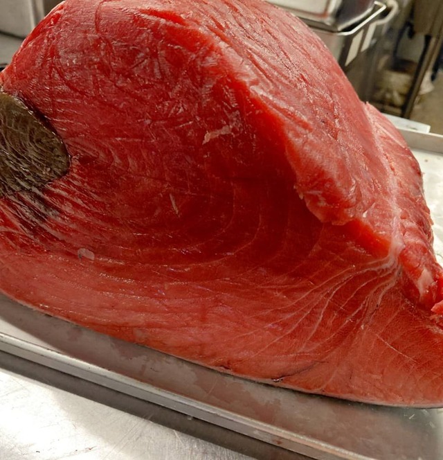 「​​​数量限定 本マグロ」＜期間：2026年5⽉25日〜＞【話題の「漁港食堂 三方」が、多摩センター駅にオープン！ランチは本マグロを含む豪華刺身が60分間食べ放題！ハイボール・レモンサワーは税込198円！】