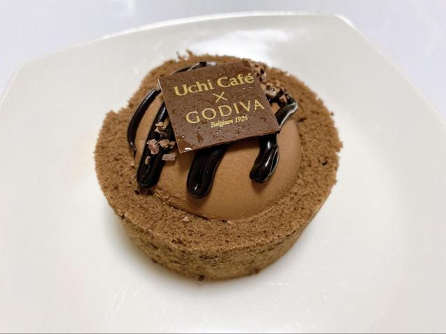 【ローソン Uchi Café×GODIVA ショコラドーム ヴァニーユ】ふわふわのスポンジ生地と3層のチョコが織りなす本格スイーツ