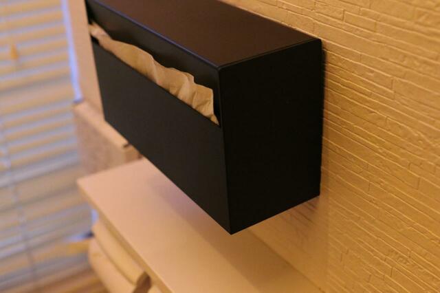 【山崎実業Tower ウォールペーパーホルダー】光沢はありつつも光りすぎずマットな質感がお気に入り