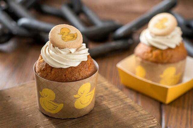 ダックリングマフィン（キャラメル） 600円｜スナグリーダックリング｜「ラプンツェルの森」内レストラン｜東京ディズニーシー「ファンタジースプリングス」メニュー