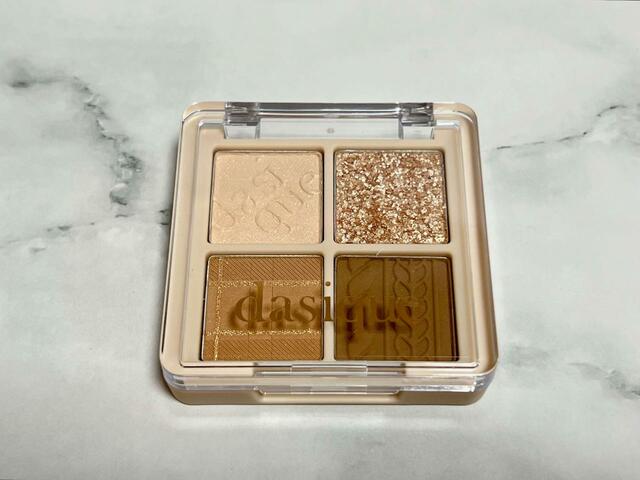 【dasique（デイジーク）special book】4色シャドウパレットは既存の「アイシャドウパレット＃15　ベージュニット」の人気色4色が入っています♪