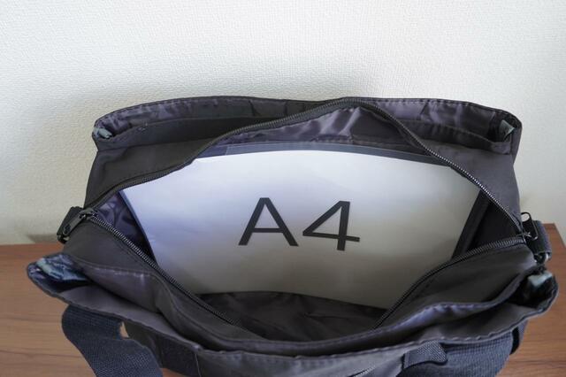 A4サイズのクリアファイルを入れているところ
