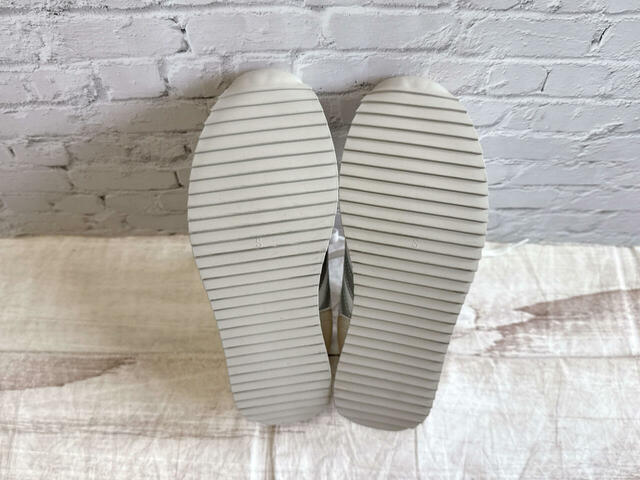 重さは片足（約）200gと超軽量！