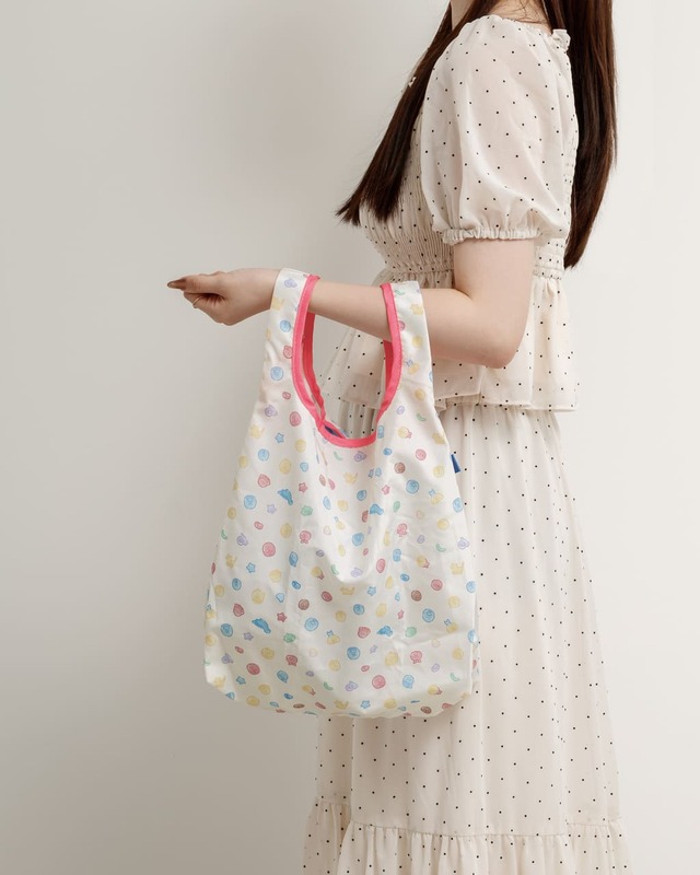 【すみっコぐらし『グミグミパーティー』】「ショッピングバッグ」1540円/お買い物に便利なサイズ。使わない時はコンパクトに。