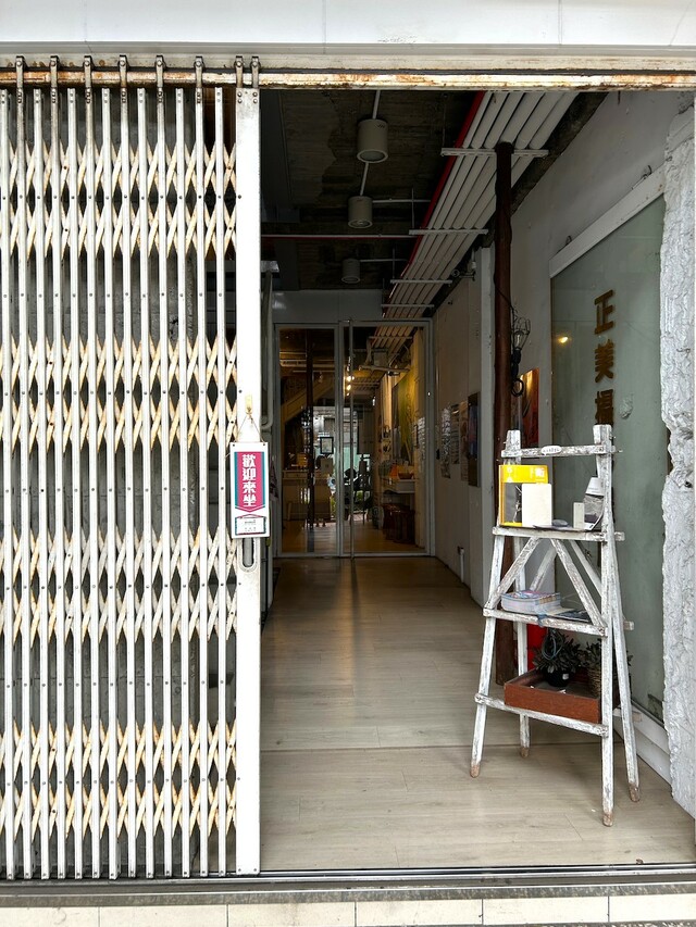 かつて「正美」という名のウェディング・サロンだったこの場所を、3代目が『叁捌旅居』という民宿にリフォーム。MRT鹽埕埔駅から近く、近所には食堂や市場もあって便利