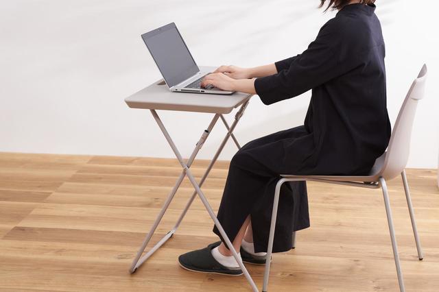 【KEYUCA／Olafur 折りたたみデスク】シンプルなデザインでどんなシーンにもなじむ