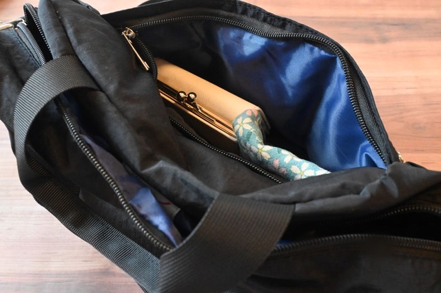 【「日本旅行が考えた 旅の快適さを追求した2WAYショルダーバッグBOOK」(宝島社)】隠しポケット内側。裏地は収納した荷物を見つけやすいブルーに